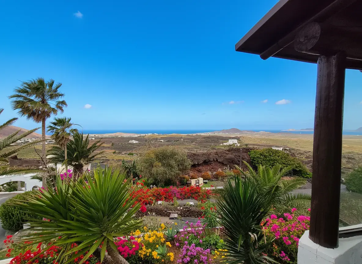Hotel con jardín rural con vistas a un volcán Lanzarote