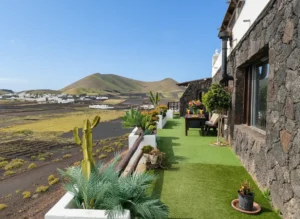 Hotel con terraza familiar y vistas a volcanes y playas la