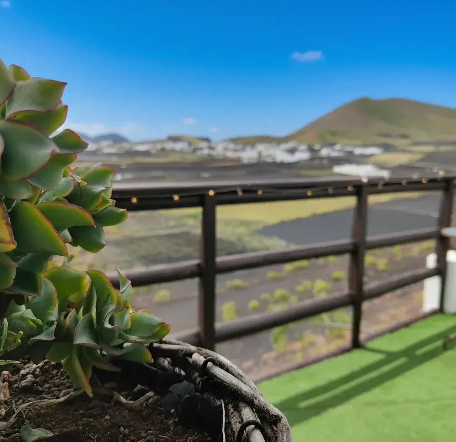 habitacion de hotel con vistas a montaña y volcanes lanzarote