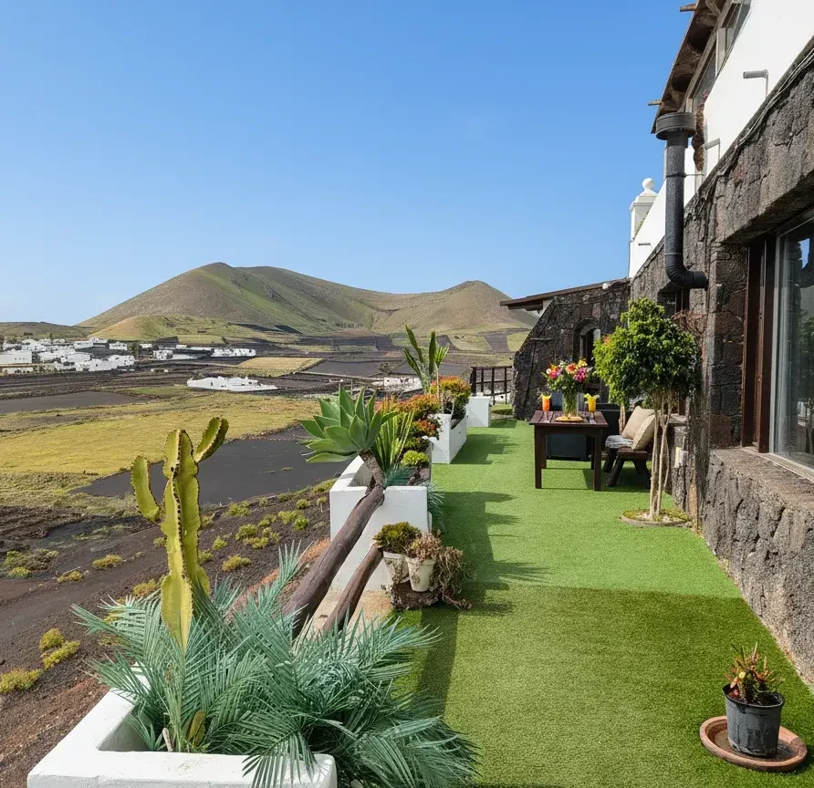 hotel con terraza familiar y vistas a volcanes y playas lanzarote